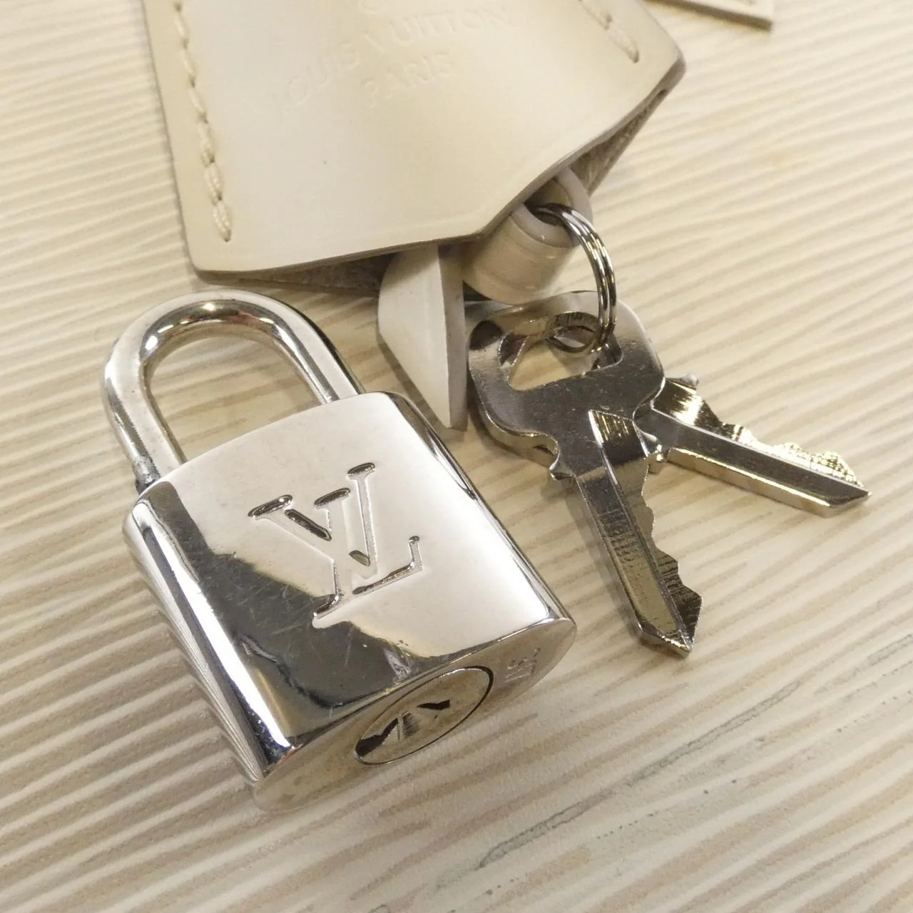 Louis Vuitton Alma BB Epi Bag - Image 4