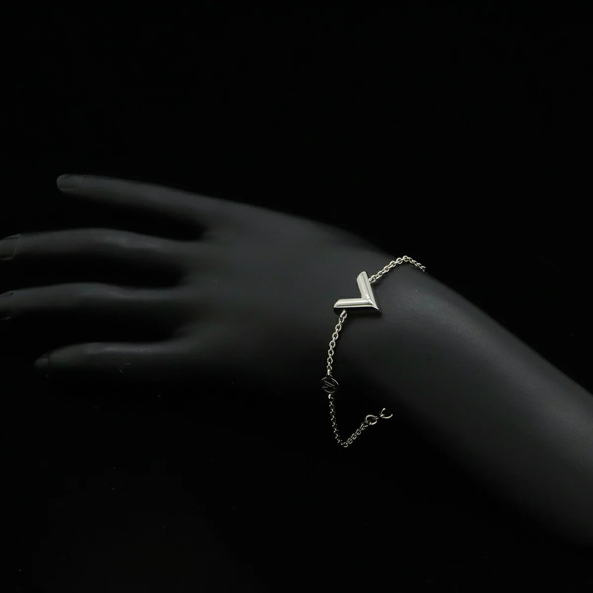Louis Vuitton Essential V LV Circle Bracelet - Image 4