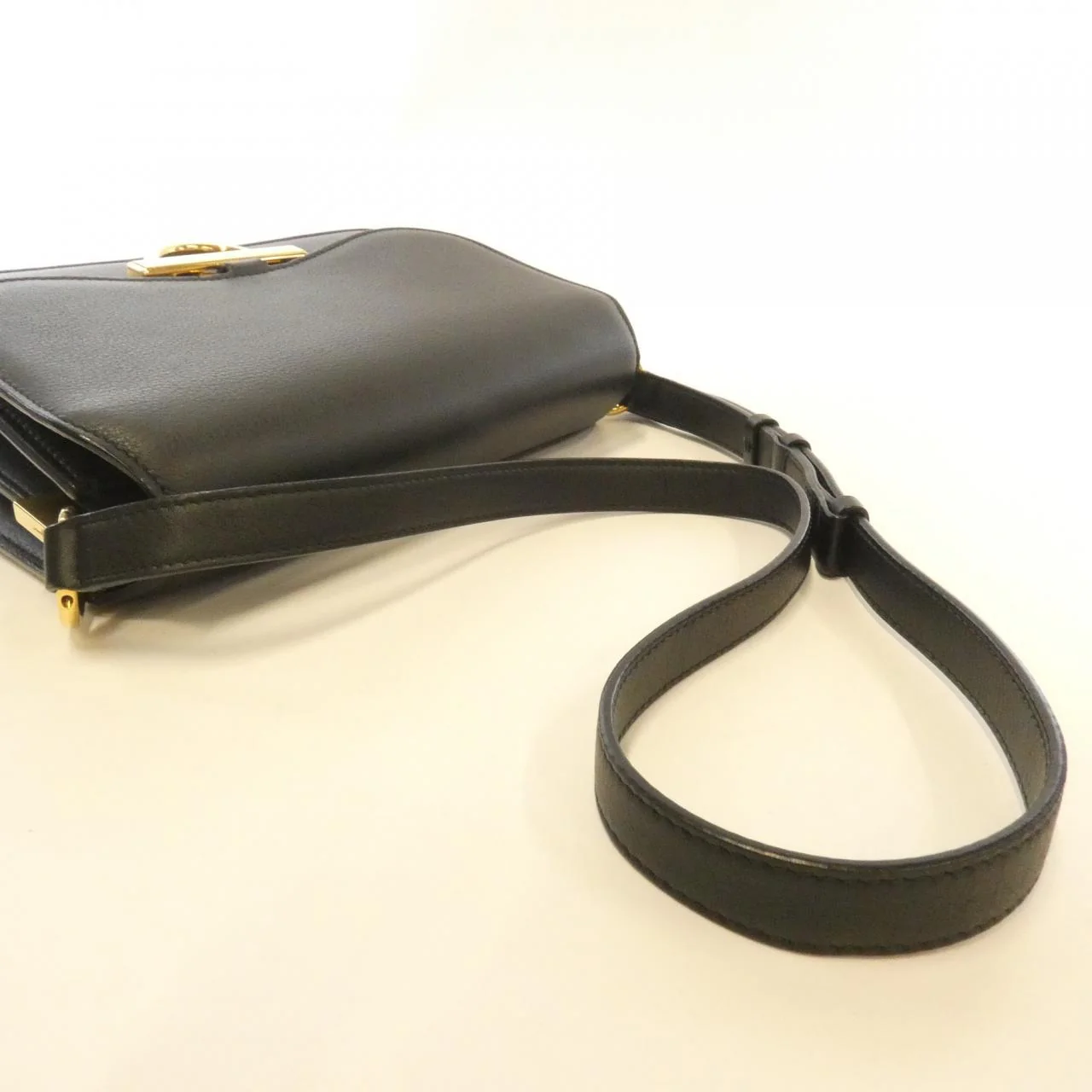 Salvatore Ferragamo Calf Shoulder Bag - Image 6